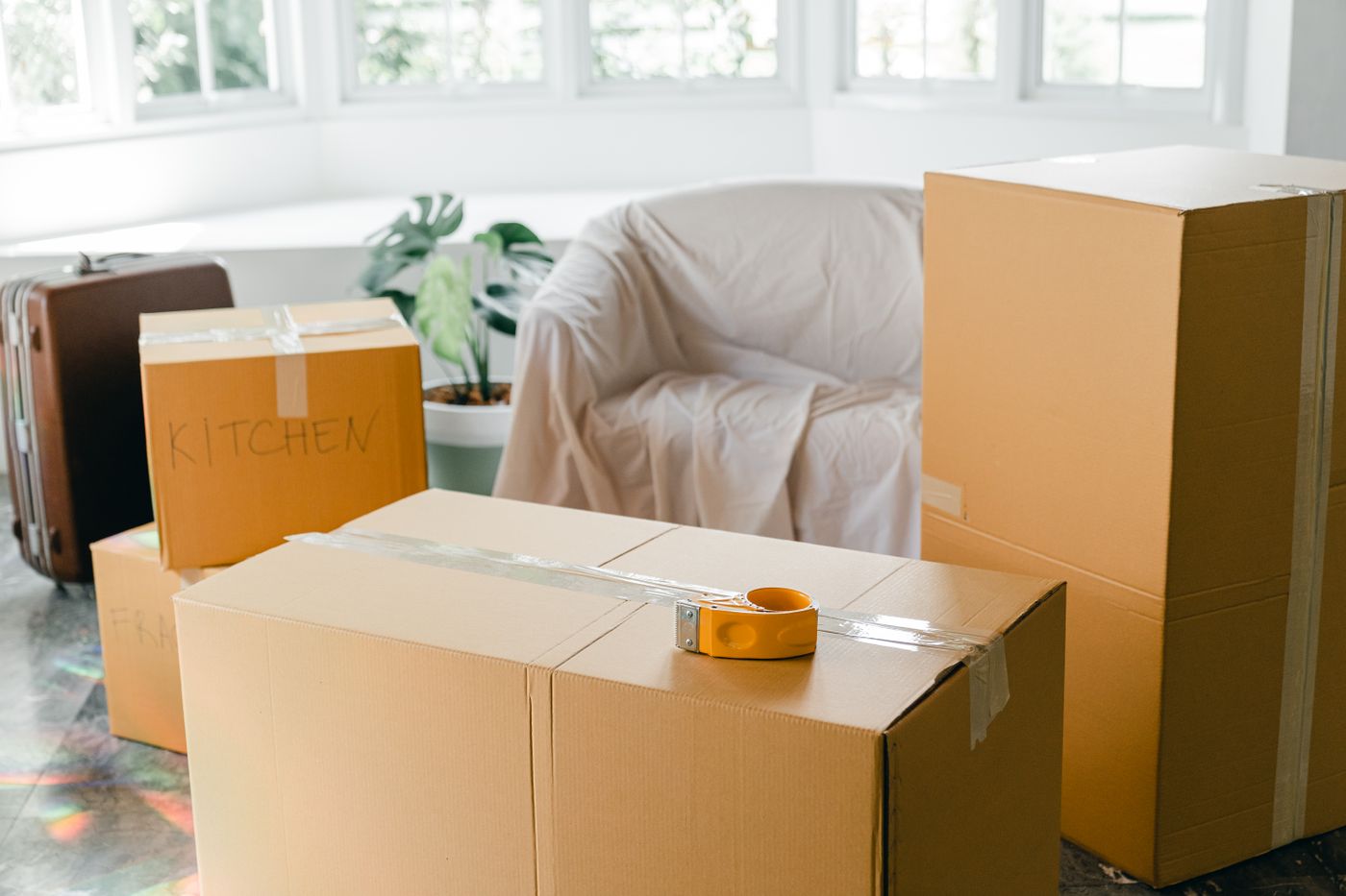 Cajas de cartón listas para una mudanza en un departamento luminoso